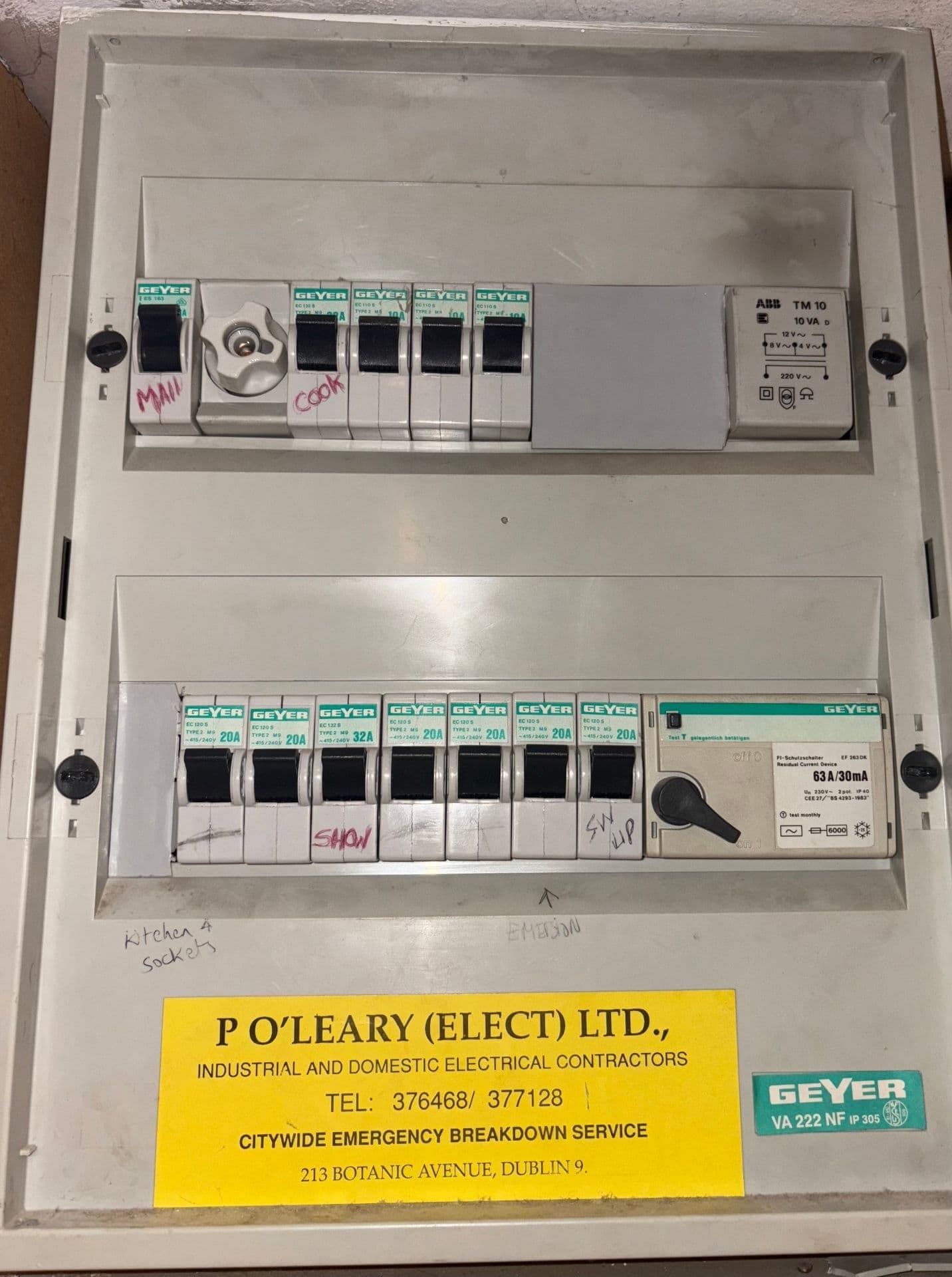 Older Geyer-style fuseboard with hand-labelled circuits
