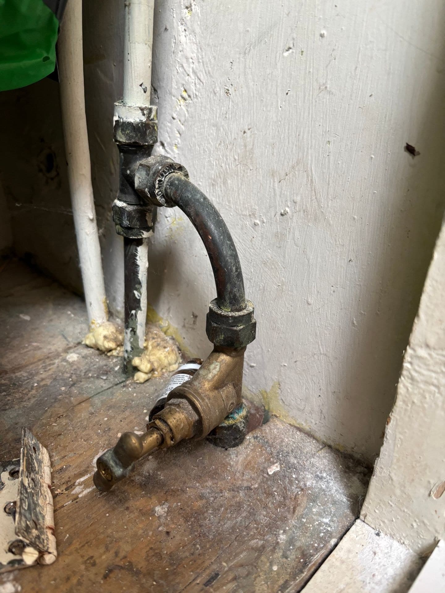 Water stopcock and incoming pipework with no bonding cable visible in the photograph